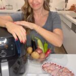 Pınar Altuğ Instagram – Mutfağımın vazgeçilmezi olan Philips Airfryer XXL ile birçok tarif denemesi yaptığımı biliyorsunuz. ✨
Bu tariflerim her zaman gibi hem pratik hem lezzetli diye sizlerle de paylaşmak istedim.
Soya soslu tavuk kanat ve yanında sebzeler… Hazırlaması da pişirmesi de çok kolay, lezzet patlaması ise garanti👍🏻
Tavuk kanatlarını sarımsak tozu, tatlı kırmızı biber, soya sosu ve zeytinyağına bulayıp hoooop Philips Airfryer’a atıyoruz.
Tavukların yanına patates, renkli biber, soğan ve patlıcanları aynı boyutta küp küp kesip, az yağ, tuz ve sarımsak tozu ekleyip Philips Airfryer’da pişiriyoruz.
Philips Airfryer hem yemekleri %90’a kadar daha az yağ ile pişiriyor, hem de bulaşık makinasında yıkanabildiği için temizliği de çok kolay oluyor.
#işbirliği @philipsevurunleriturkiye #philipsairfryerramazantarifleri
Yeni tariflerim için takipte kalın derim. .