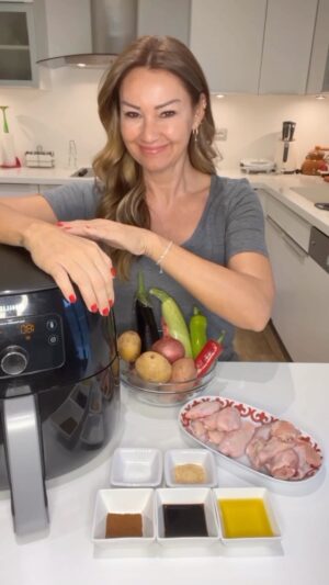 Pınar Altuğ Instagram - Mutfağımın vazgeçilmezi olan Philips Airfryer XXL ile birçok tarif denemesi yaptığımı biliyorsunuz. ✨
Bu tariflerim her zaman gibi hem pratik hem lezzetli diye sizlerle de paylaşmak istedim. 
Soya soslu tavuk kanat ve yanında sebzeler... Hazırlaması da pişirmesi de çok kolay, lezzet patlaması ise garanti👍🏻

Tavuk kanatlarını sarımsak tozu, tatlı kırmızı biber, soya sosu ve zeytinyağına bulayıp  hoooop Philips Airfryer’a atıyoruz. 
Tavukların yanına patates, renkli biber, soğan ve patlıcanları aynı boyutta küp küp kesip, az yağ, tuz ve sarımsak tozu ekleyip Philips Airfryer’da pişiriyoruz.

Philips Airfryer hem yemekleri %90’a kadar daha az yağ ile pişiriyor, hem de bulaşık makinasında yıkanabildiği için temizliği de çok kolay oluyor. 

#işbirliği @philipsevurunleriturkiye #philipsairfryerramazantarifleri

Yeni tariflerim için takipte kalın derim. .
