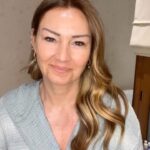 Pınar Altuğ Instagram – Dünya C vitamini günü kutlu olsun!
Doktorumun da tavsiyesiyle C vitamini serumlarını uzun yıllardır bakım rutinimden eksik etmiyorum. Dünya C vitamini gününde favori antioksidan serumlarımı sizinle paylaşmak istedim. @skinceuticals @antioksidanotoritesi #bilimingücücildimde #skinceuticals #Cvitaminigünü #işbirliği