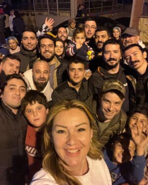 Pınar Altuğ Instagram - Elbirliğiyle kitaplarımızı dağıttık,teker teker her çocuğumuzla konuşup,ihtiyacını sınıfını öğrenerek🙏🏻🙏🏻 Elimiz uzandığı,kitabımız yettiğince buluştuk çocuklarla,yine buluşuruz.
Bu işler tek başına olmuyor,birlikten gerçekten güç doğuyor🙏🏻🙏🏻 Başta bağışçılarımız ve yayınevlerimiz,desteğini esirgemeyen canım Askerimiz ve canını dişine takıp çalışan ekip Rencırcılar🙏🏻🙏🏻🙏🏻 Biz daha çoookk işler yaparız.