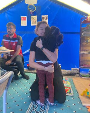 Pınar Altuğ Instagram - Sen niye bizim sınıfa gelmedin diyip elimden tutup sınıf çadıra götürdü KUMSAL❤️ gönüllü öğretmen gencler,aslanlar🙏🏻 müdür Mehmet bey,bütün çadırları dolaşıp tek tek ihtiyaç listesi hazırlayan Yasemin,Ceylanlı köyünün güçlü kadınları,hepinizin kalbimde yeri bambaşka❤️