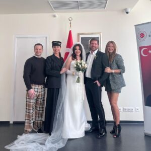 Pınar Altuğ Instagram - Çok mutlu olun❤️ Mrs&Mr Benian @dsibellll @canbenian #CanSibelWeddingBerlin