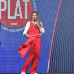 Pınar Altuğ Instagram - Dün @platdernegi 8.zirvesinin sahnesi yine bana emanetti.Çok kıymetli isimleri ağırladık ve Cumhuriyetimizin 100.yılını tüm misafirlerimizle büyük çoşkuyla kutladık🇹🇷🇹🇷🇹🇷 Özel not:Tüm gün ayakta duracağım için bel fıtığım sebebiyle mecbur düz ayakkabı giydim🙏🏻 #PrivateLabelZirvesi #işbirliği