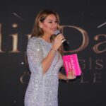 Pınar Altuğ Instagram - Sahne benim kendimi en iyi hissettiğim yerlerden biri❤️ Dün gece belim ayakta duramayacak kadar tutuk olmasına rağmen yine işimin başındaydım,umarım ömrümün sonuna kadar da olabilirim🙏🏻 Sahnede olduğum süre boyunca gözünü 1sn üzerimden çekmeyen canım @neslihan.aydemir iyi ki hayatımdasın❤️ Sabah durumu öğrenip beni toparlamak için seferber olan @esrainhouse ve @bodytera_ Çok sanslıyım🥰 İçinde kendimi prenses gibi hissettiğim elbisem @rasitbagzibagli Saçlarım @hairgameofficial Mehmetcim❤️ Fotoğraflar için teşekkürler @nasuhbektas @gelindamatdergisi #işbirliği