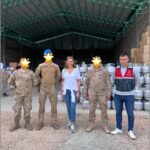 Pınar Altuğ Instagram - Elbirliğiyle kitaplarımızı dağıttık,teker teker her çocuğumuzla konuşup,ihtiyacını sınıfını öğrenerek🙏🏻🙏🏻 Elimiz uzandığı,kitabımız yettiğince buluştuk çocuklarla,yine buluşuruz. Bu işler tek başına olmuyor,birlikten gerçekten güç doğuyor🙏🏻🙏🏻 Başta bağışçılarımız ve yayınevlerimiz,desteğini esirgemeyen canım Askerimiz ve canını dişine takıp çalışan ekip Rencırcılar🙏🏻🙏🏻🙏🏻 Biz daha çoookk işler yaparız. Hatay Antakya