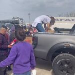 Pınar Altuğ Instagram - Elbirliğiyle kitaplarımızı dağıttık,teker teker her çocuğumuzla konuşup,ihtiyacını sınıfını öğrenerek🙏🏻🙏🏻 Elimiz uzandığı,kitabımız yettiğince buluştuk çocuklarla,yine buluşuruz. Bu işler tek başına olmuyor,birlikten gerçekten güç doğuyor🙏🏻🙏🏻 Başta bağışçılarımız ve yayınevlerimiz,desteğini esirgemeyen canım Askerimiz ve canını dişine takıp çalışan ekip Rencırcılar🙏🏻🙏🏻🙏🏻 Biz daha çoookk işler yaparız. Hatay Antakya