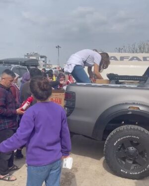 Pınar Altuğ Instagram - Elbirliğiyle kitaplarımızı dağıttık,teker teker her çocuğumuzla konuşup,ihtiyacını sınıfını öğrenerek🙏🏻🙏🏻 Elimiz uzandığı,kitabımız yettiğince buluştuk çocuklarla,yine buluşuruz.
Bu işler tek başına olmuyor,birlikten gerçekten güç doğuyor🙏🏻🙏🏻 Başta bağışçılarımız ve yayınevlerimiz,desteğini esirgemeyen canım Askerimiz ve canını dişine takıp çalışan ekip Rencırcılar🙏🏻🙏🏻🙏🏻 Biz daha çoookk işler yaparız.