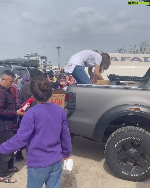 Pınar Altuğ Instagram - Elbirliğiyle kitaplarımızı dağıttık,teker teker her çocuğumuzla konuşup,ihtiyacını sınıfını öğrenerek🙏🏻🙏🏻 Elimiz uzandığı,kitabımız yettiğince buluştuk çocuklarla,yine buluşuruz. Bu işler tek başına olmuyor,birlikten gerçekten güç doğuyor🙏🏻🙏🏻 Başta bağışçılarımız ve yayınevlerimiz,desteğini esirgemeyen canım Askerimiz ve canını dişine takıp çalışan ekip Rencırcılar🙏🏻🙏🏻🙏🏻 Biz daha çoookk işler yaparız. Hatay Antakya