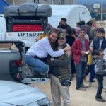 Pınar Altuğ Instagram - Elbirliğiyle kitaplarımızı dağıttık,teker teker her çocuğumuzla konuşup,ihtiyacını sınıfını öğrenerek🙏🏻🙏🏻 Elimiz uzandığı,kitabımız yettiğince buluştuk çocuklarla,yine buluşuruz. Bu işler tek başına olmuyor,birlikten gerçekten güç doğuyor🙏🏻🙏🏻 Başta bağışçılarımız ve yayınevlerimiz,desteğini esirgemeyen canım Askerimiz ve canını dişine takıp çalışan ekip Rencırcılar🙏🏻🙏🏻🙏🏻 Biz daha çoookk işler yaparız. Hatay Antakya