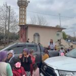 Pınar Altuğ Instagram - Elbirliğiyle kitaplarımızı dağıttık,teker teker her çocuğumuzla konuşup,ihtiyacını sınıfını öğrenerek🙏🏻🙏🏻 Elimiz uzandığı,kitabımız yettiğince buluştuk çocuklarla,yine buluşuruz. Bu işler tek başına olmuyor,birlikten gerçekten güç doğuyor🙏🏻🙏🏻 Başta bağışçılarımız ve yayınevlerimiz,desteğini esirgemeyen canım Askerimiz ve canını dişine takıp çalışan ekip Rencırcılar🙏🏻🙏🏻🙏🏻 Biz daha çoookk işler yaparız. Hatay Antakya