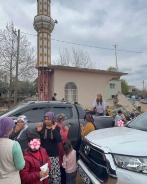 Pınar Altuğ Instagram - Elbirliğiyle kitaplarımızı dağıttık,teker teker her çocuğumuzla konuşup,ihtiyacını sınıfını öğrenerek🙏🏻🙏🏻 Elimiz uzandığı,kitabımız yettiğince buluştuk çocuklarla,yine buluşuruz.
Bu işler tek başına olmuyor,birlikten gerçekten güç doğuyor🙏🏻🙏🏻 Başta bağışçılarımız ve yayınevlerimiz,desteğini esirgemeyen canım Askerimiz ve canını dişine takıp çalışan ekip Rencırcılar🙏🏻🙏🏻🙏🏻 Biz daha çoookk işler yaparız.