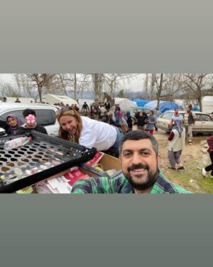 Pınar Altuğ Instagram - Elbirliğiyle kitaplarımızı dağıttık,teker teker her çocuğumuzla konuşup,ihtiyacını sınıfını öğrenerek🙏🏻🙏🏻 Elimiz uzandığı,kitabımız yettiğince buluştuk çocuklarla,yine buluşuruz.
Bu işler tek başına olmuyor,birlikten gerçekten güç doğuyor🙏🏻🙏🏻 Başta bağışçılarımız ve yayınevlerimiz,desteğini esirgemeyen canım Askerimiz ve canını dişine takıp çalışan ekip Rencırcılar🙏🏻🙏🏻🙏🏻 Biz daha çoookk işler yaparız.