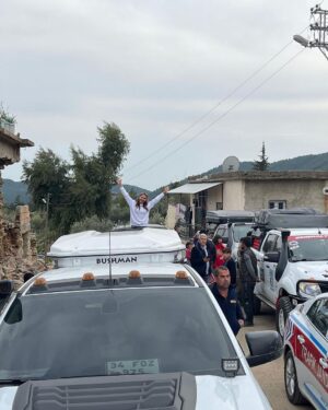 Pınar Altuğ Instagram - Elbirliğiyle kitaplarımızı dağıttık,teker teker her çocuğumuzla konuşup,ihtiyacını sınıfını öğrenerek🙏🏻🙏🏻 Elimiz uzandığı,kitabımız yettiğince buluştuk çocuklarla,yine buluşuruz.
Bu işler tek başına olmuyor,birlikten gerçekten güç doğuyor🙏🏻🙏🏻 Başta bağışçılarımız ve yayınevlerimiz,desteğini esirgemeyen canım Askerimiz ve canını dişine takıp çalışan ekip Rencırcılar🙏🏻🙏🏻🙏🏻 Biz daha çoookk işler yaparız.