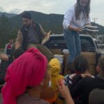 Pınar Altuğ Instagram – Elbirliğiyle kitaplarımızı dağıttık,teker teker her çocuğumuzla konuşup,ihtiyacını sınıfını öğrenerek🙏🏻🙏🏻 Elimiz uzandığı,kitabımız yettiğince buluştuk çocuklarla,yine buluşuruz.
Bu işler tek başına olmuyor,birlikten gerçekten güç doğuyor🙏🏻🙏🏻 Başta bağışçılarımız ve yayınevlerimiz,desteğini esirgemeyen canım Askerimiz ve canını dişine takıp çalışan ekip Rencırcılar🙏🏻🙏🏻🙏🏻 Biz daha çoookk işler yaparız. Hatay Antakya