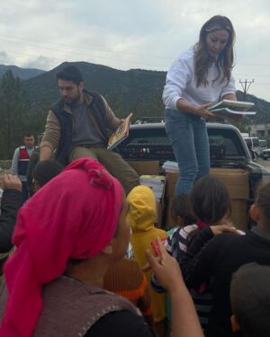 Pınar Altuğ Instagram - Elbirliğiyle kitaplarımızı dağıttık,teker teker her çocuğumuzla konuşup,ihtiyacını sınıfını öğrenerek🙏🏻🙏🏻 Elimiz uzandığı,kitabımız yettiğince buluştuk çocuklarla,yine buluşuruz.
Bu işler tek başına olmuyor,birlikten gerçekten güç doğuyor🙏🏻🙏🏻 Başta bağışçılarımız ve yayınevlerimiz,desteğini esirgemeyen canım Askerimiz ve canını dişine takıp çalışan ekip Rencırcılar🙏🏻🙏🏻🙏🏻 Biz daha çoookk işler yaparız.