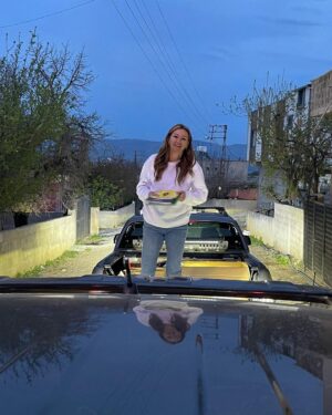 Pınar Altuğ Instagram - Elbirliğiyle kitaplarımızı dağıttık,teker teker her çocuğumuzla konuşup,ihtiyacını sınıfını öğrenerek🙏🏻🙏🏻 Elimiz uzandığı,kitabımız yettiğince buluştuk çocuklarla,yine buluşuruz.
Bu işler tek başına olmuyor,birlikten gerçekten güç doğuyor🙏🏻🙏🏻 Başta bağışçılarımız ve yayınevlerimiz,desteğini esirgemeyen canım Askerimiz ve canını dişine takıp çalışan ekip Rencırcılar🙏🏻🙏🏻🙏🏻 Biz daha çoookk işler yaparız.