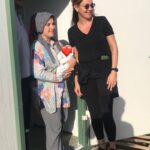 Pınar Altuğ Instagram - İlk andan itibaren tüm imkanlarıyla çalışanlarının yanında olan,hadi kadınlar gününde kadınların yanında olmaya gidelim dediğimde hemen harekete geçen,beni yalnız bırakmayan canımm @zeyneponeren @baranoneren sizi ne kadar sevdiğimi kelimelerle anlatamam ama siz biliyorsunuz @korumaklor @korumatemizlik çalışanları,Bahri bey,Derya,Ayse,Yusuf Bey,Muhammed abi,Ümit 🙏🏻🙏🏻🙏🏻 @imerozer Ayağınıza taş değmesin 🙏🏻