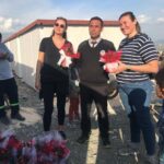 Pınar Altuğ Instagram - İlk andan itibaren tüm imkanlarıyla çalışanlarının yanında olan,hadi kadınlar gününde kadınların yanında olmaya gidelim dediğimde hemen harekete geçen,beni yalnız bırakmayan canımm @zeyneponeren @baranoneren sizi ne kadar sevdiğimi kelimelerle anlatamam ama siz biliyorsunuz @korumaklor @korumatemizlik çalışanları,Bahri bey,Derya,Ayse,Yusuf Bey,Muhammed abi,Ümit 🙏🏻🙏🏻🙏🏻 @imerozer Ayağınıza taş değmesin 🙏🏻