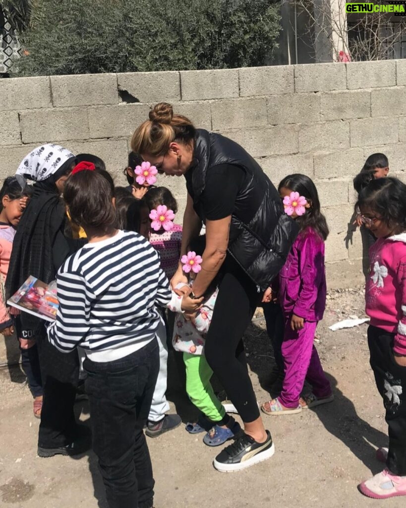 Pınar Altuğ Instagram - Mahalle arasında denk geldiğim koşup bana sarılan çocuklar,yol kenarında denk geldiğim kadınlar,mesire alanını çadırkente çevirenler🙏🏻🙏🏻🙏🏻 Hatay Antakya