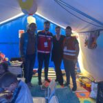 Pınar Altuğ Instagram - Sen niye bizim sınıfa gelmedin diyip elimden tutup sınıf çadıra götürdü KUMSAL❤️ gönüllü öğretmen gencler,aslanlar🙏🏻 müdür Mehmet bey,bütün çadırları dolaşıp tek tek ihtiyaç listesi hazırlayan Yasemin,Ceylanlı köyünün güçlü kadınları,hepinizin kalbimde yeri bambaşka❤️ Hatay Antakya