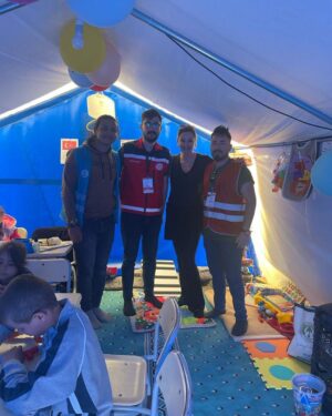 Pınar Altuğ Instagram - Sen niye bizim sınıfa gelmedin diyip elimden tutup sınıf çadıra götürdü KUMSAL❤️ gönüllü öğretmen gencler,aslanlar🙏🏻 müdür Mehmet bey,bütün çadırları dolaşıp tek tek ihtiyaç listesi hazırlayan Yasemin,Ceylanlı köyünün güçlü kadınları,hepinizin kalbimde yeri bambaşka❤️