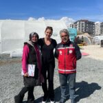 Pınar Altuğ Instagram – Sen niye bizim sınıfa gelmedin diyip elimden tutup sınıf çadıra götürdü KUMSAL❤️ gönüllü öğretmen gencler,aslanlar🙏🏻 müdür Mehmet bey,bütün çadırları dolaşıp tek tek ihtiyaç listesi hazırlayan Yasemin,Ceylanlı köyünün güçlü kadınları,hepinizin kalbimde yeri bambaşka❤️ Hatay Antakya