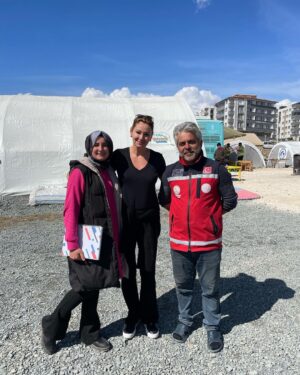 Pınar Altuğ Instagram - Sen niye bizim sınıfa gelmedin diyip elimden tutup sınıf çadıra götürdü KUMSAL❤️ gönüllü öğretmen gencler,aslanlar🙏🏻 müdür Mehmet bey,bütün çadırları dolaşıp tek tek ihtiyaç listesi hazırlayan Yasemin,Ceylanlı köyünün güçlü kadınları,hepinizin kalbimde yeri bambaşka❤️