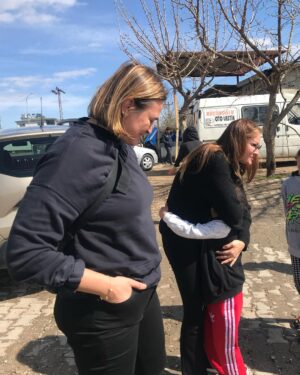 Pınar Altuğ Instagram - Sen niye bizim sınıfa gelmedin diyip elimden tutup sınıf çadıra götürdü KUMSAL❤️ gönüllü öğretmen gencler,aslanlar🙏🏻 müdür Mehmet bey,bütün çadırları dolaşıp tek tek ihtiyaç listesi hazırlayan Yasemin,Ceylanlı köyünün güçlü kadınları,hepinizin kalbimde yeri bambaşka❤️