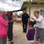 Pınar Altuğ Instagram – Sen niye bizim sınıfa gelmedin diyip elimden tutup sınıf çadıra götürdü KUMSAL❤️ gönüllü öğretmen gencler,aslanlar🙏🏻 müdür Mehmet bey,bütün çadırları dolaşıp tek tek ihtiyaç listesi hazırlayan Yasemin,Ceylanlı köyünün güçlü kadınları,hepinizin kalbimde yeri bambaşka❤️ Hatay Antakya