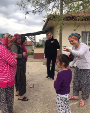 Pınar Altuğ Instagram - Sen niye bizim sınıfa gelmedin diyip elimden tutup sınıf çadıra götürdü KUMSAL❤️ gönüllü öğretmen gencler,aslanlar🙏🏻 müdür Mehmet bey,bütün çadırları dolaşıp tek tek ihtiyaç listesi hazırlayan Yasemin,Ceylanlı köyünün güçlü kadınları,hepinizin kalbimde yeri bambaşka❤️