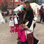 Pınar Altuğ Instagram – Sen niye bizim sınıfa gelmedin diyip elimden tutup sınıf çadıra götürdü KUMSAL❤️ gönüllü öğretmen gencler,aslanlar🙏🏻 müdür Mehmet bey,bütün çadırları dolaşıp tek tek ihtiyaç listesi hazırlayan Yasemin,Ceylanlı köyünün güçlü kadınları,hepinizin kalbimde yeri bambaşka❤️ Hatay Antakya