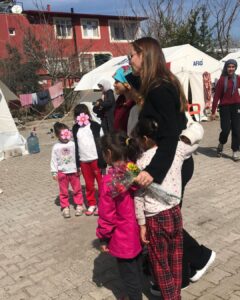 Pınar Altuğ Instagram - Sen niye bizim sınıfa gelmedin diyip elimden tutup sınıf çadıra götürdü KUMSAL❤️ gönüllü öğretmen gencler,aslanlar🙏🏻 müdür Mehmet bey,bütün çadırları dolaşıp tek tek ihtiyaç listesi hazırlayan Yasemin,Ceylanlı köyünün güçlü kadınları,hepinizin kalbimde yeri bambaşka❤️ Hatay Antakya