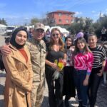 Pınar Altuğ Instagram - HATAY kalbimi sende bıraktım🙏🏻 Koşup bana sarılan çocuklar,herşeye rağmen aslan gibi sağlam duran kadınlar,herkese tek tek ismiyle hitap edip herşeye yetişmeye çalışan komutanım,Türk kadınının gücünü gösteren Türkiyenin en genç muhtarı olmaya aday Özlemcim,doğumgününü çocuklara pasta göndererek kutlayan Halil abi,gönüllü öğretmenler❤️❤️❤️❤️❤️ Hepiniz iyi ki varsınız🙏🏻🙏🏻🙏🏻 #Hatay #Aktepe Aktepe, Hatay, Turkey
