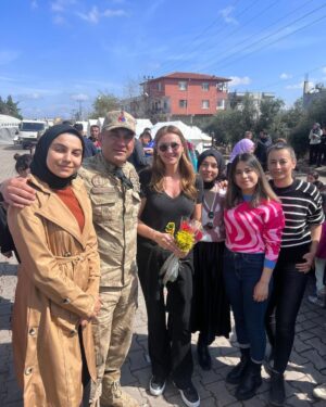 Pınar Altuğ Instagram - HATAY kalbimi sende bıraktım🙏🏻 Koşup bana sarılan çocuklar,herşeye rağmen aslan gibi sağlam duran kadınlar,herkese tek tek ismiyle hitap edip herşeye yetişmeye çalışan komutanım,Türk kadınının gücünü gösteren Türkiyenin en genç muhtarı olmaya aday Özlemcim,doğumgününü çocuklara pasta göndererek kutlayan Halil abi,gönüllü öğretmenler❤️❤️❤️❤️❤️ Hepiniz iyi ki varsınız🙏🏻🙏🏻🙏🏻 #Hatay #Aktepe