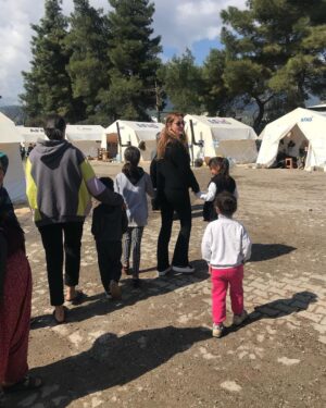 Pınar Altuğ Instagram - HATAY kalbimi sende bıraktım🙏🏻 Koşup bana sarılan çocuklar,herşeye rağmen aslan gibi sağlam duran kadınlar,herkese tek tek ismiyle hitap edip herşeye yetişmeye çalışan komutanım,Türk kadınının gücünü gösteren Türkiyenin en genç muhtarı olmaya aday Özlemcim,doğumgününü çocuklara pasta göndererek kutlayan Halil abi,gönüllü öğretmenler❤️❤️❤️❤️❤️ Hepiniz iyi ki varsınız🙏🏻🙏🏻🙏🏻 #Hatay #Aktepe