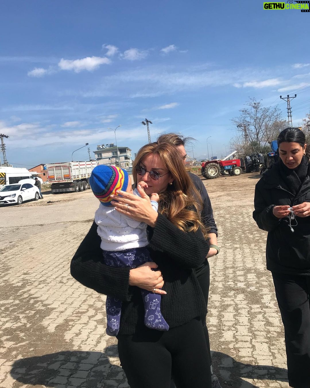 Pınar Altuğ Instagram - HATAY kalbimi sende bıraktım🙏🏻 Koşup bana sarılan çocuklar,herşeye rağmen aslan gibi sağlam duran kadınlar,herkese tek tek ismiyle hitap edip herşeye yetişmeye çalışan komutanım,Türk kadınının gücünü gösteren Türkiyenin en genç muhtarı olmaya aday Özlemcim,doğumgününü çocuklara pasta göndererek kutlayan Halil abi,gönüllü öğretmenler❤️❤️❤️❤️❤️ Hepiniz iyi ki varsınız🙏🏻🙏🏻🙏🏻 #Hatay #Aktepe Aktepe, Hatay, Turkey
