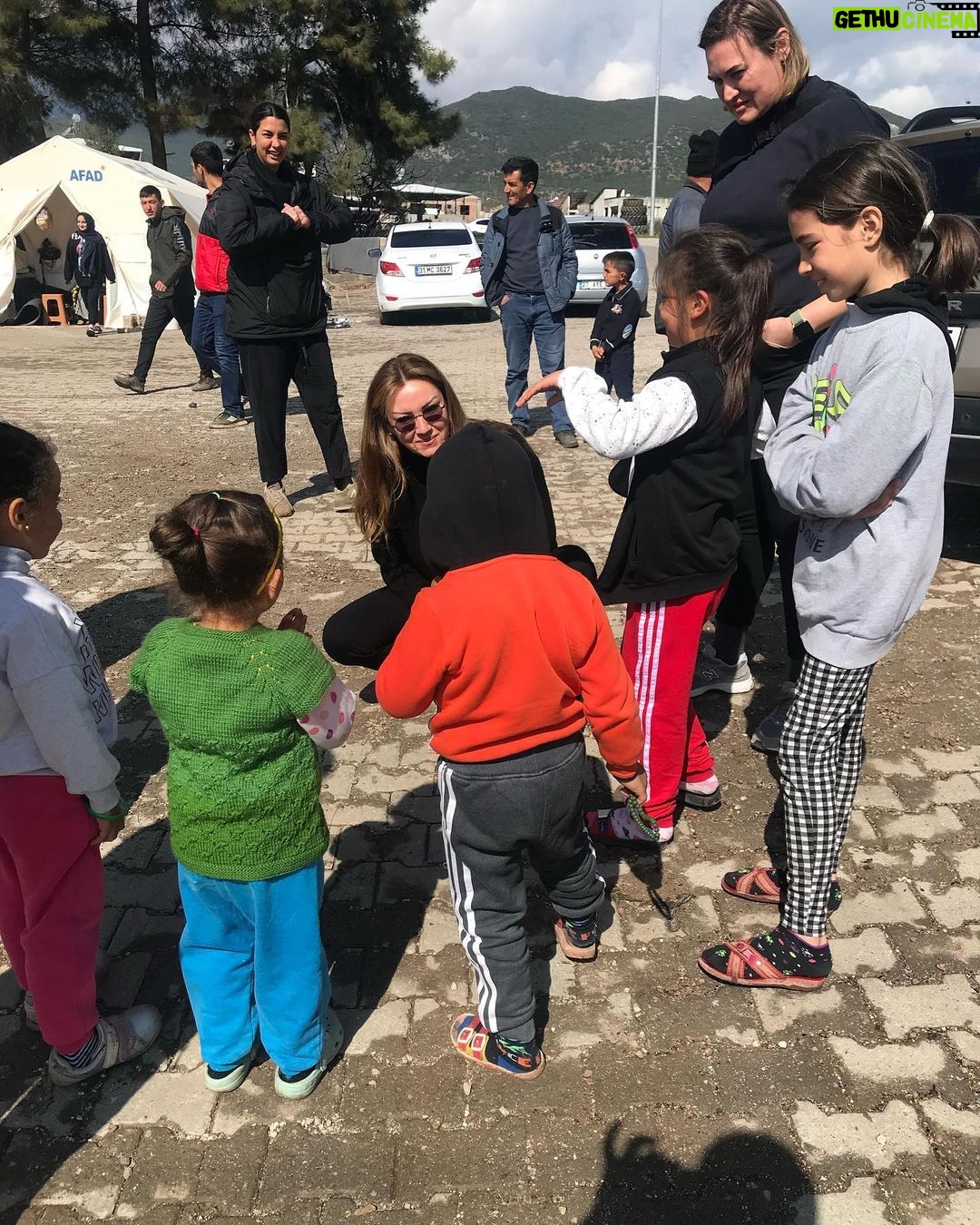 Pınar Altuğ Instagram - HATAY kalbimi sende bıraktım🙏🏻 Koşup bana sarılan çocuklar,herşeye rağmen aslan gibi sağlam duran kadınlar,herkese tek tek ismiyle hitap edip herşeye yetişmeye çalışan komutanım,Türk kadınının gücünü gösteren Türkiyenin en genç muhtarı olmaya aday Özlemcim,doğumgününü çocuklara pasta göndererek kutlayan Halil abi,gönüllü öğretmenler❤️❤️❤️❤️❤️ Hepiniz iyi ki varsınız🙏🏻🙏🏻🙏🏻 #Hatay #Aktepe Aktepe, Hatay, Turkey