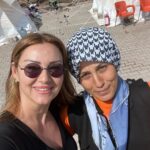 Pınar Altuğ Instagram – HATAY kalbimi sende bıraktım🙏🏻 Koşup bana sarılan çocuklar,herşeye rağmen aslan gibi sağlam duran kadınlar,herkese tek tek ismiyle hitap edip herşeye yetişmeye çalışan komutanım,Türk kadınının gücünü gösteren Türkiyenin en genç muhtarı olmaya aday Özlemcim,doğumgününü çocuklara pasta göndererek kutlayan Halil abi,gönüllü öğretmenler❤️❤️❤️❤️❤️ Hepiniz iyi ki varsınız🙏🏻🙏🏻🙏🏻 #Hatay #Aktepe Aktepe, Hatay, Turkey