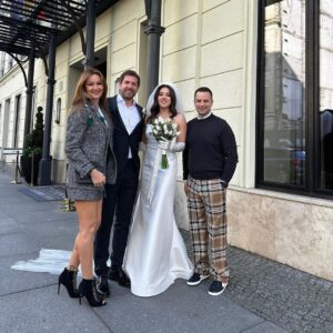 Pınar Altuğ Instagram - Çok mutlu olun❤️ Mrs&Mr Benian @dsibellll @canbenian #CanSibelWeddingBerlin