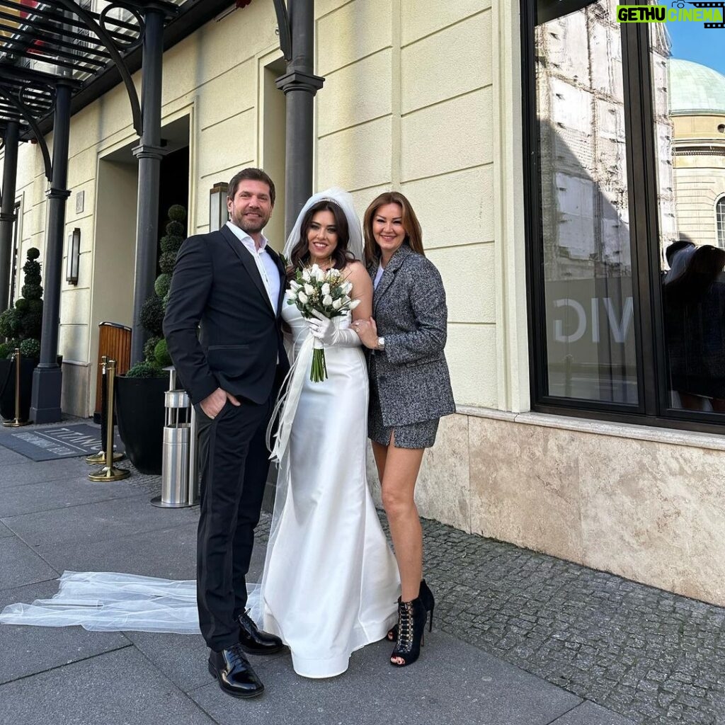 Pınar Altuğ Instagram - Çok mutlu olun❤️ Mrs&Mr Benian @dsibellll @canbenian #CanSibelWeddingBerlin Berlin, Germany