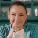 Pınar Altuğ Instagram - “Ben çok titizim” ama titizlik çok zahmetli diyenler el kaldırsın! 👋 Karbonat ve beyaz sirke içeriğiyle, mis gibi beyaz sabun kokusuyla özel doğal formüllü DeepFresh Yüzey Temizlik Havlusu, bizim gibi titizlerin hayatını kolaylaştırdı. İhtiyaç duyulan tüm yüzeylerde iz bırakmayan ve durulama gerektirmeyen temizlikle titizliğin zahmetli yanına siz de veda edebilirsiniz. ✨ #DeepFresh #YüzeyTemizlikHavlusu #İzBırakmayanTemizlik #DoğalTemizlik #PınarAltuğAtacan #İşBirliği