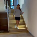 Pınar Altuğ Instagram - Evimizin sevimli yaramazları Pirtik, Gazoz, Mini ve Pati… Onların peşinde koşarken Vileda Spray Max elimden düşmez oldu. Temizlikte Alman kalitesinin temsilcisi Vileda, iyi ki bu ürünü tasarlamış. O kadar yardımcı oluyor ki… Evde ufak kazalar oldu mu Viledalıyorum, şipşak her yer yine tertemiz. Vileda Spray Max’in haznesine su ve bir kapak temizleyici koyuyorum. Sonra yerleri spreyleyip siliyorum, çift taraflı mikrofiber pedin arka yüzüyle de kuruluyorum. İşte bitti. Günlük temizlikte de büyük kolaylık oluyor. Mikrofiber pedi de çamaşır makinesinde yıkayarak tekrar tekrar kullanıyorum. Gerçekten çok pratik, bence siz de deneyin. @viledaturkiye #spraymax #Vileda #ViledaİleHijyenEvde #işbirliği