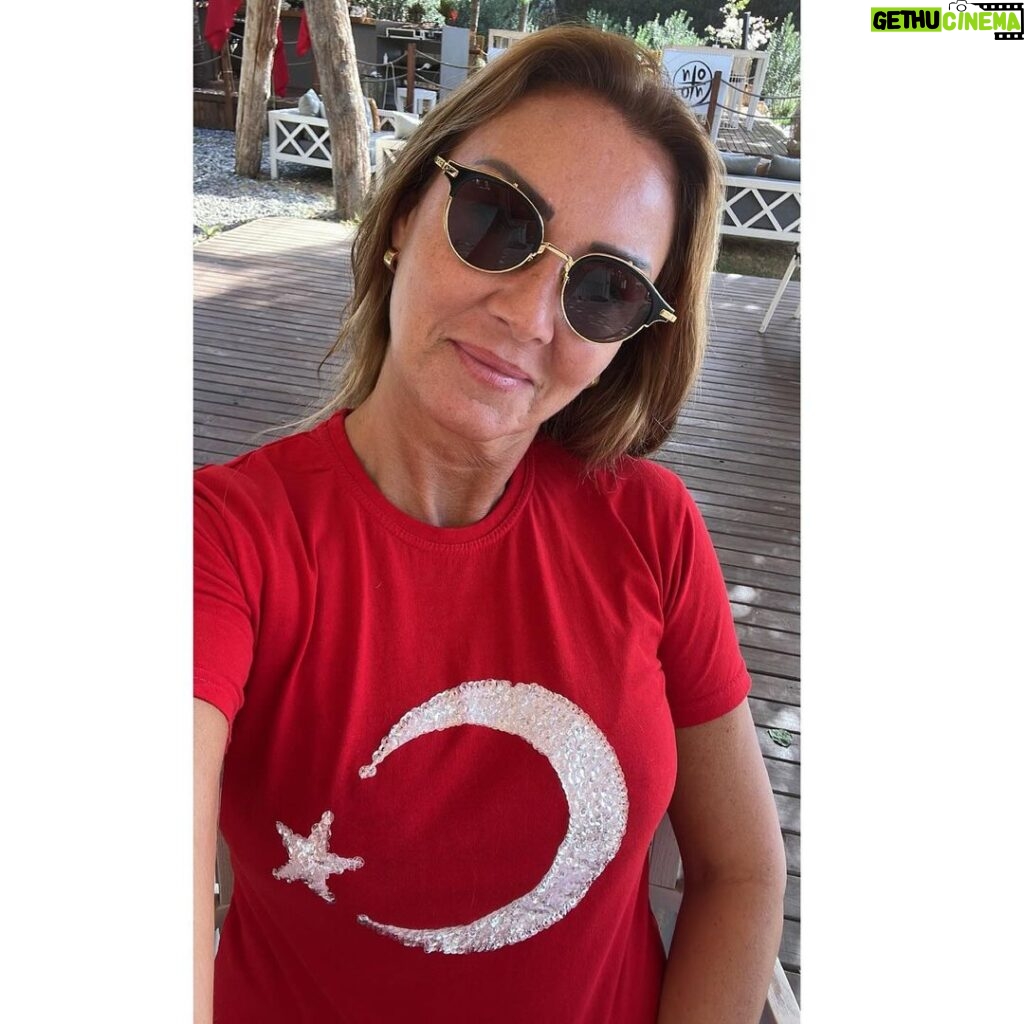 Pınar Altuğ Instagram - Bir Cumhuriyet kadını olarak açtığın yolda gururla yürüyorum Atam🇹🇷🇹🇷🇹🇷 Saygı,özlem ve minnetle 🇹🇷🇹🇷🇹🇷 #NeMutluTürkümDiyene #DAİMA