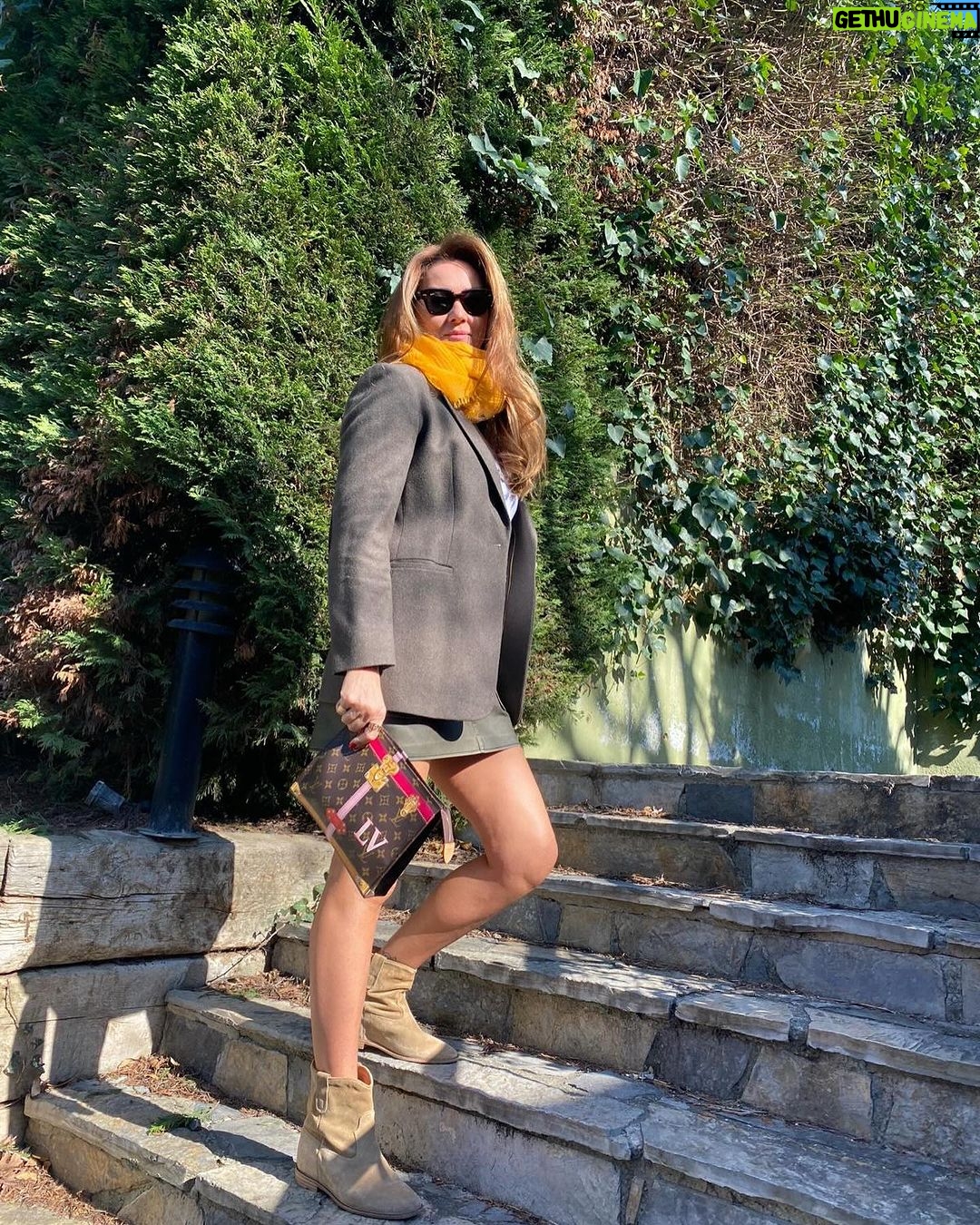 Pınar Altuğ Instagram - Çıkarken du bakiim bi diyen komşu candır ❤️ volume 2 📸 @sedagvn