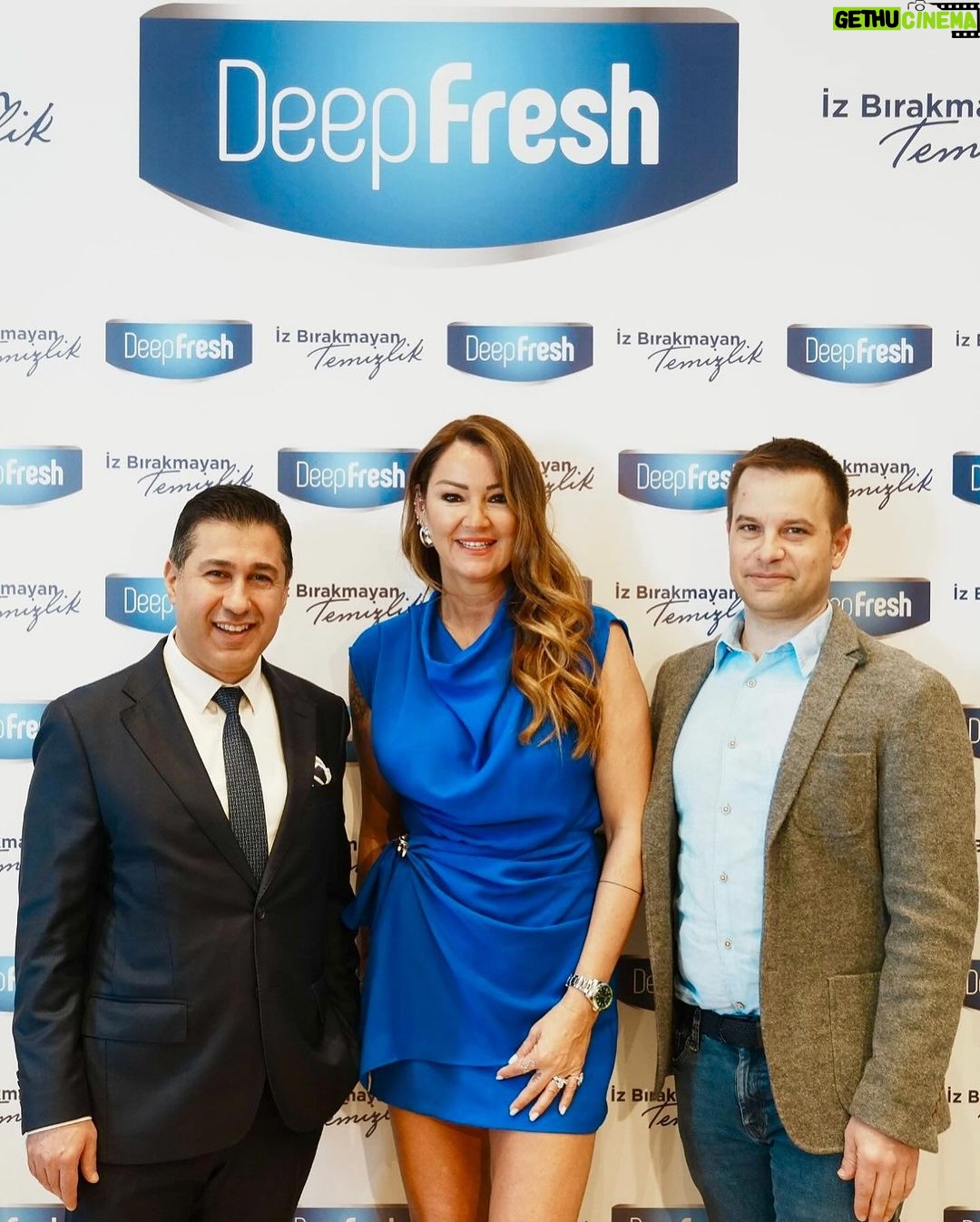 Pınar Altuğ Instagram - Yeni reklam filmimiz DeepFresh Yüzey Temizlik Havlusu’nun #İzBırakmayanTemizlik lansmanını canım @mertvidinli ev sahipliğinde yaptık bugün💙 @deepfreshtr @inhouseiletisim #işbirliği Le Baron Istanbul