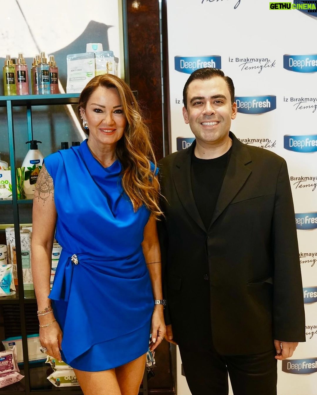 Pınar Altuğ Instagram - Yeni reklam filmimiz DeepFresh Yüzey Temizlik Havlusu’nun #İzBırakmayanTemizlik lansmanını canım @mertvidinli ev sahipliğinde yaptık bugün💙 @deepfreshtr @inhouseiletisim #işbirliği Le Baron Istanbul