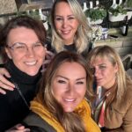 Pınar Altuğ Instagram - Elifimin sergisine geldik ,sergi 1 marta kadar devam ediyor @merveilleuse_eliff @hulyaove @idilguneriberkoz #reklam Galeri Idil