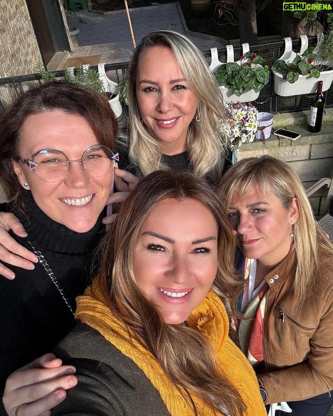 Pınar Altuğ Instagram - Elifimin sergisine geldik ,sergi 1 marta kadar devam ediyor @merveilleuse_eliff @hulyaove @idilguneriberkoz #reklam Galeri Idil