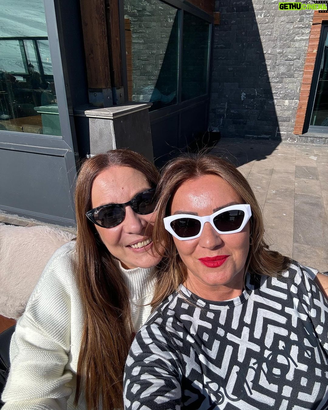 Pınar Altuğ Instagram - Harika bir haftasonundan❤️❤️❤️ Sonu sürprizli 😹😹😹 @yapikredicrystal @oggustocom @hifivexperience #reklam #davet Magna Apex&Pivot