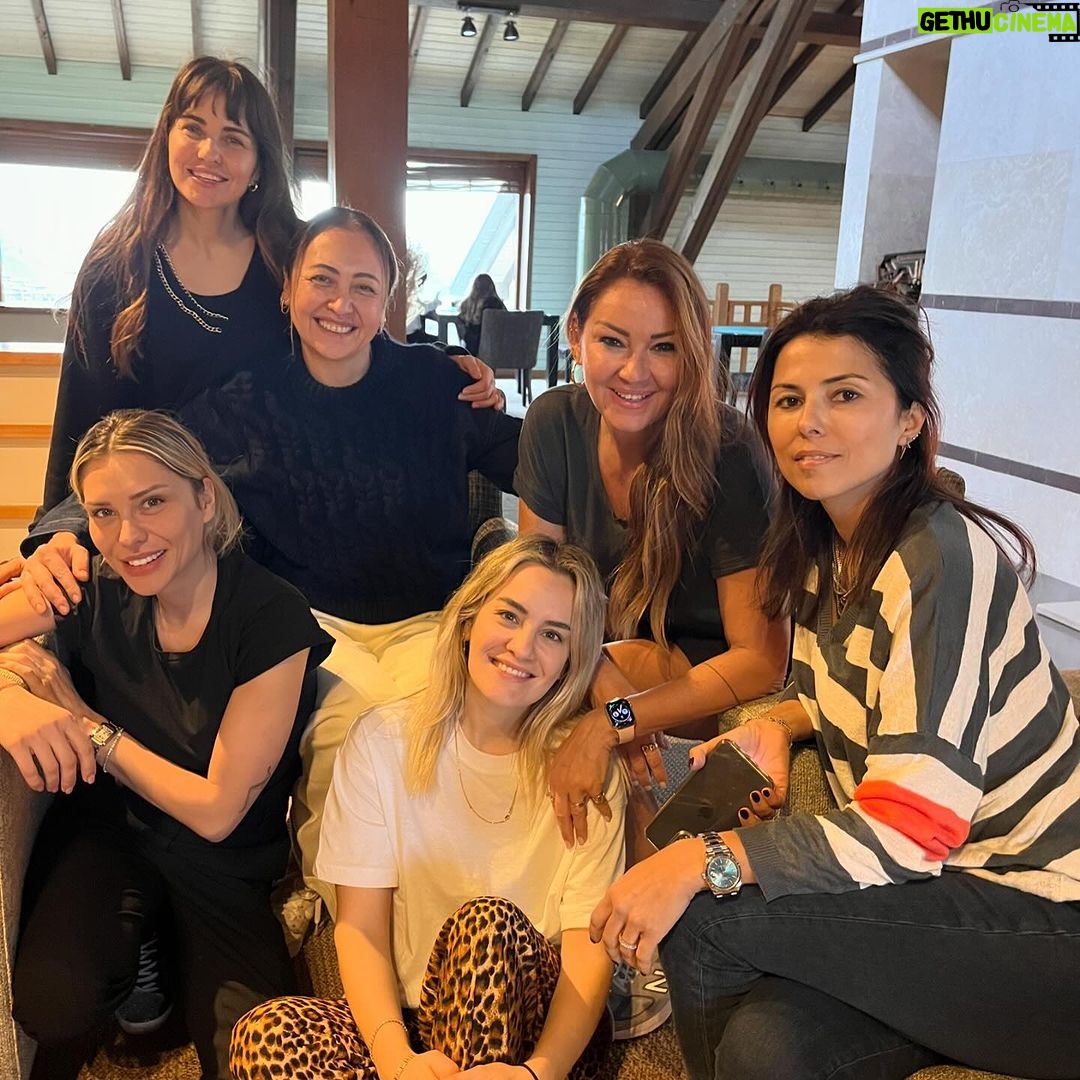 Pınar Altuğ Instagram - Biz beraber olunca herşey çok güzel oluyo❤️ #KomşuculukForever @zdengizman @sarpdengizman @sgamzeozturk @cemozturk1970 @handeozdinc @ozgurozdinc @aslitandoga @cahittanyesilada @gizem.eras @emrah_yucel_la @yaamuratacan